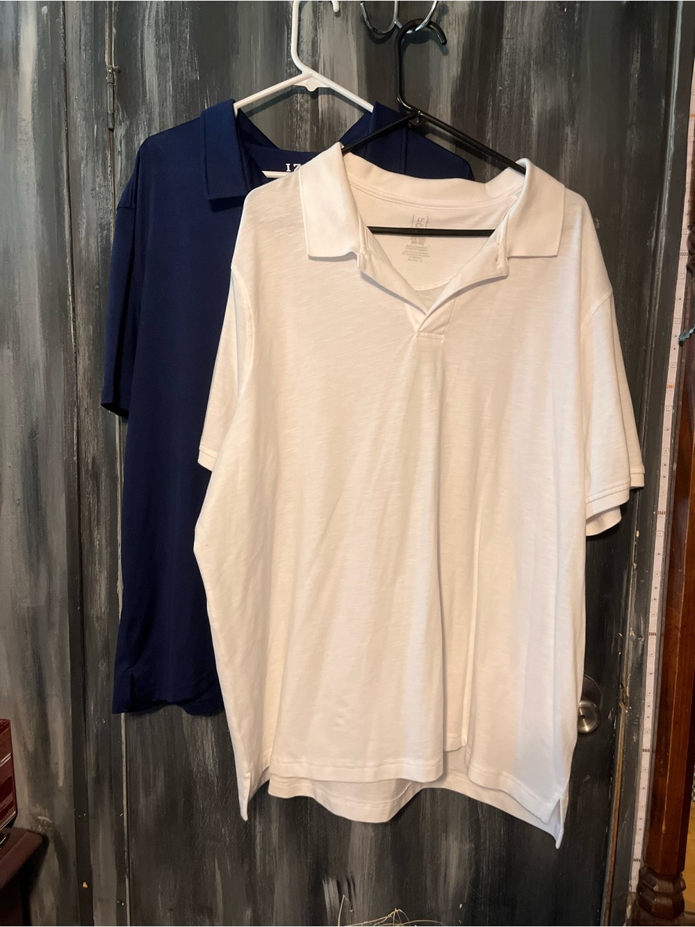 2 men’s size 2X shirts